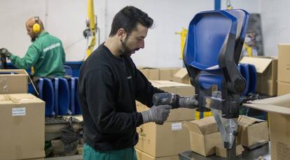 Un operario fabrica un silla de plástico en las instalaciones de Daplast, en Córdoba.