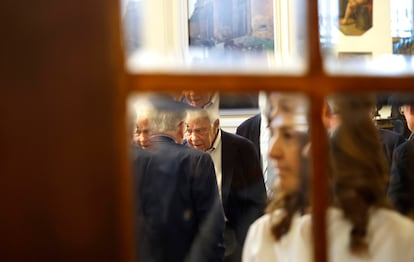 Alfonso Guerra (de espaldas) charla con Felipe González antes de la presentación de su libro en el Ateneo de Madrid, el miércoles.