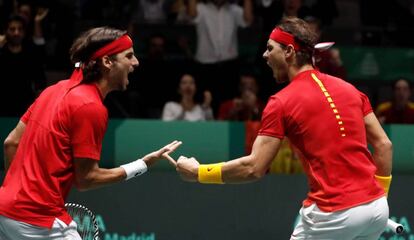 Los españoles Rafa Nadal y Feliciano López, celebrando el pase a la final de la Copa Davis.