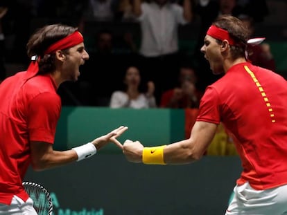 Los españoles Rafa Nadal y Feliciano López, celebrando el pase a la final de la Copa Davis.