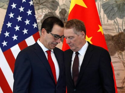 El secretario del Tesoro de EE UU, Steve Mnuchin (a la izquierda), y el representante de comercio, Robert Lighthizer, durante una visita a China el pasado 1 de mayo.