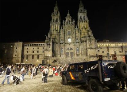 Imagen nocturna de la Plaza del Obradoiro, donde el papa Benedicto XVI ofrecerá mañana una misa a partir de las cuatro y media de la tarde durante su segunda visita a España.