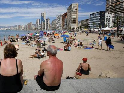 Turistas en la playa de Benidorm