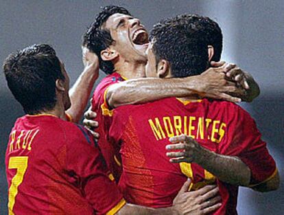 Raúl y Morientes se abrazan a Valerón tras su gol, el 2-0 de España ante Eslovenia.