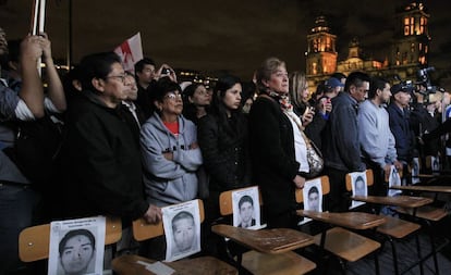 Activistas y familiares de los normalista colocan sillas con los rostros de los 43 estudiantes en el la plaza del Zócalo de la Ciudad el pasado 22 de octubre, cuando una protesta masiva en la capital exige que se esclarezca el caso Iguala.