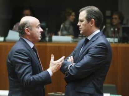 El ministro de Economía español, Luis de Guindos, conversa con el ministro de Finanzas sueco, Anders Borg, en la reunión del Ecofin.