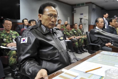 El presidente surcoreano, Lee Muyng-bak, recibe información durante una reunión en el Ministerio de Defensa en Seúl.
