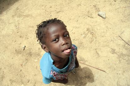 En las zonas rurales de Gambia los niños de cero a cinco años están exentos de pagar el tratamiento contra la malaria. 