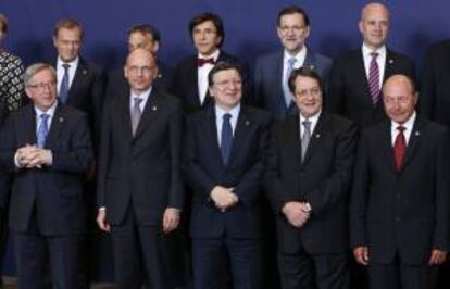 (Delante, i-d) El primer ministro de Luxemburgo, Jean-Claude Juncker, el primer ministro italiano, Enrico Letta, el presidente de la Comisin Europea, Jose Manuel Barroso, el presidente chipriota, Nicos Anastasiades, el primer ministro rumano, VIctor Viorel Ponta, junto con (detrs, i-d) el primer ministro polaco, Donald Tusk, el primer ministro hngaro, Viktor Orban, el primer ministro belga, Elio Di Rupo, y el presidente del Gobierno espa?ol, Mariano Rajoy y el primer ministro sueco, Fredrik Reinfeldt,  posan para la tradicional foto de grupo durante la cumbre europea en Bruselas, Blgica hoy, jueves 27 de junio de 2013. Los jefes de Estado y de Gobierno de la Unin Europea (UE) celebran una cumbre para sacar adelante medidas en favor del crdito a las pymes y de lucha contra el paro juvenil.