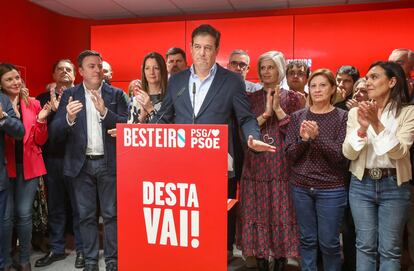 El candidato a la presidencia de la Xunta de Galicia, José Ramón Gómez Besteiro, durante su comparecencia tras conocer los resultados de las elecciones autonómicas gallegas.
