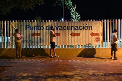 Cola en el Zendal para la vacuna en la noche del 28 de junio de 2021.