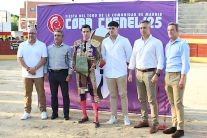 Sergio Rodríguez mit der Trophäe, die ihn als Gewinner des Chenel Cup 2025 auszeichnet.