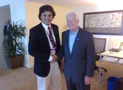 El diputado Jorge Moragas saluda al ex presidente de Estados Unidos Jimmy Carter.