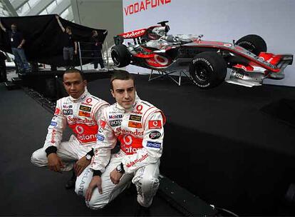 Fernando Alonso, con Lewis Hamilton en la presentación de su coche en Valencia.