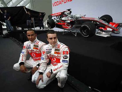 Fernando Alonso, con Lewis Hamilton en la presentación de su coche en Valencia.