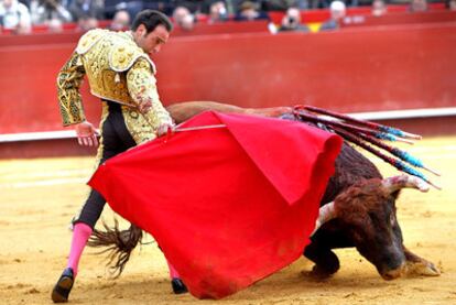 Enrique Ponce en un derechazo