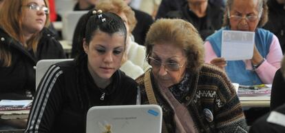 En Galicia, personas mayores aprenden a usar herramientas tecnológicas con la ayuda de jóvenes voluntarios.