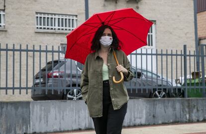 La presidenta de la Comunidad de Madrid y candidata del PP a las elecciones del 4 de mayo , Isabel Díaz Ayuso, a su llegada a un acto de campaña en el metro de Villaverde Alto, el 22 de abril.