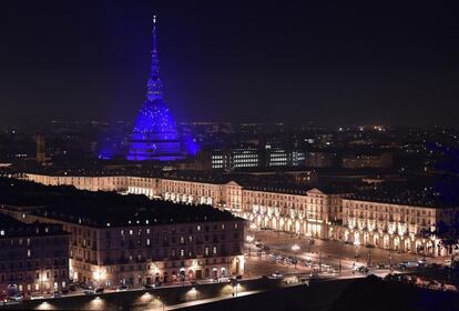 La Mole Antonelliana, el principal hito de Turín (Italia), decorada e iluminada para las festividades navideñas, el 4 de diciembre de 2018.