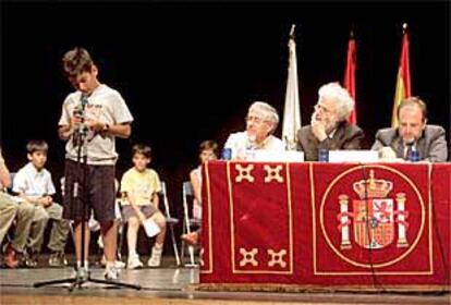 Uno de los niños que forman parte del consejo interviene durante la sesión constitutiva.