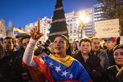 Una mujer durante la manifestacin en apoyo a Edmundo Gonzlez, convocada en Valencia.