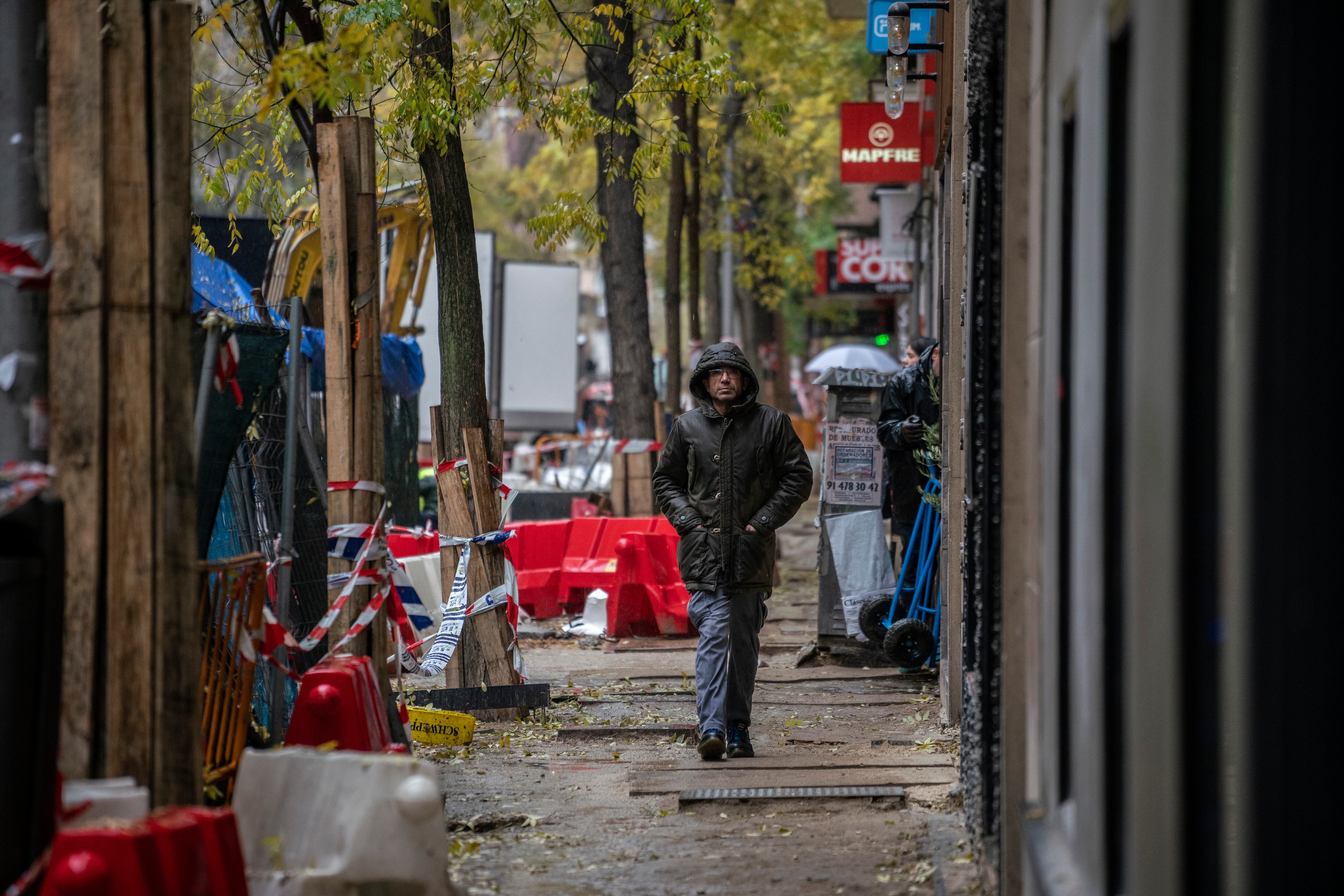 Trabajos de ampliación de las aceras en la calle de Ponzano, Madrid.