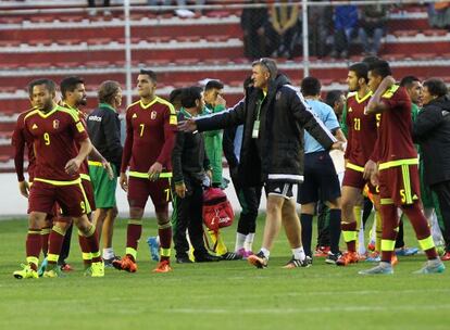 Los jugadores de Venezuela, se retiran tras enfrentarse a Bolivia.