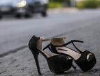 DVD 913 (07/09/18) Los zapatos de una prostituta sobre el asfalto. Prostitución en el polígono de Marconi de Madrid © Andrea Comas