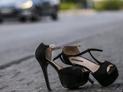 Los zapatos de una prostituta sobre el asfalto del polígono Marconi de Madrid, en 2018.