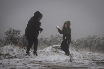 Una madre y su hijo juegan con la nieve en el poblado de la Rumorosa, en el Estado de Baja California. 