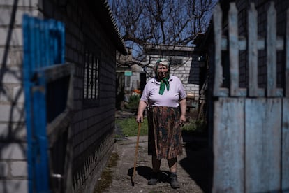 Nadezhda Babesheva, de 87 años, en la entrada de su casa en Stepnohirsk, uno de los últimos pueblos bajo control ucranio en la región de Zaporiyia.