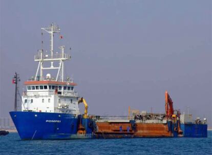 Imagen del buque dragador belga secuestrado por piratas en aguas del Índico