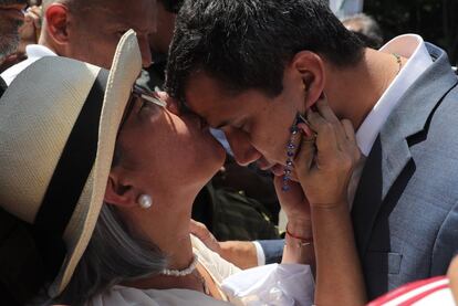 Juan Guaidó recibe un beso de su madre, Norka Márquez, antes de dirigirse a los asistentes a la manifestación.