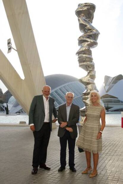 El presidente de Mercadona, Juan Roig, Tony Cragg, y Hortensia Herrero.