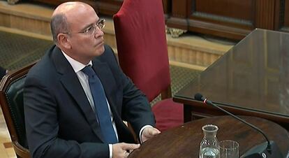 El coronel de la Guardia Civil Diego Pérez de los Cobos (en la imagen), coordinador del operativo policial para frenar la consulta independentista del 1-O, aseguró en su declaración como testigo en el juicio del 'procés' que los Mossos montaron un dispositivo “ineficaz” que estuvo “más encaminado a facilitar el referéndum ilegal que a impedirlo”. El coronel acusó al entonces jefe de la policía catalana de "poner palos en las ruedas". También insinuó que se había utilizado a ancianos y niños como "escudos humanos" en los centros que se usaron para votar.