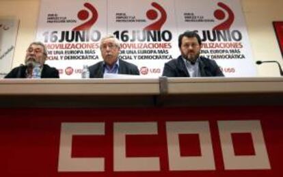 Los secretarios generales de CCOO, UGT y USO, Ignacio Fernández Toxo (c), Cándido Méndez (i) y Julio Salazar, durante la presentación hoy en rueda de prensa en Madrid de las movilizaciones convocadas por la Confederación Europea de Sindicatos.