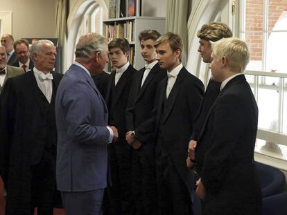 El príncipe Carlos saluda a un grupo de alumnos durante una visita Eton, al oeste de Londres.