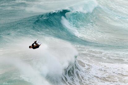 Un surfistas en Snapper Rocks en Gold Coast (Australia), el 21 de febrero de 2019. 