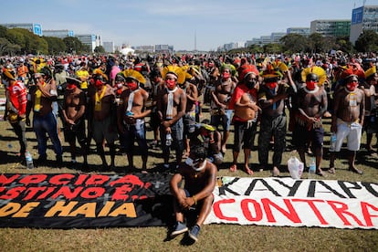 Indígenas durante protesto contra Bolsonaro, em Brasília.