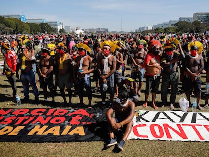 Indígenas durante protesto contra Bolsonaro, em Brasília.