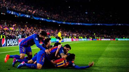 Los jugadores del Barcelona celebran el sexto gol.