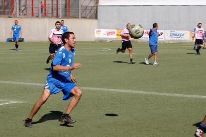 Alejandro López, en un partido de fútbol con amigos hace varios años.