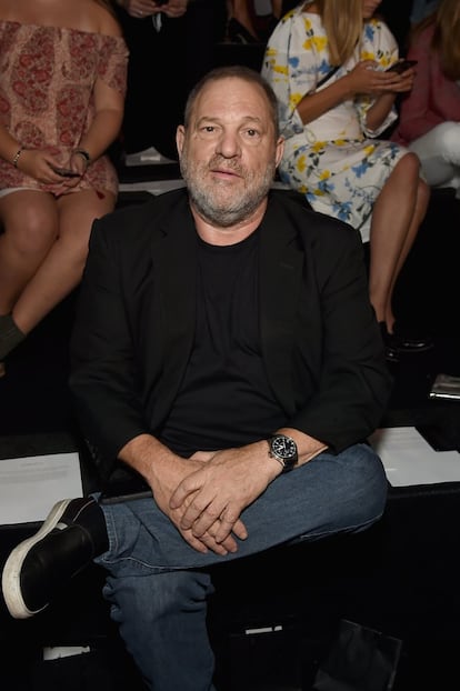 <p>Es, a su pesar, el nombre más pronunciado del año en Hollywood. El escándalo del productor Harvey Weinstein (Nueva York, 1952) estalló tras dos reportajes de investigación publicados en el <a href="https://www.nytimes.com/2017/10/05/us/harvey-weinstein-harassment-allegations.html" target="_blank"><em>New York Times</em></a> el 5 de octubre y en el <a href="https://www.newyorker.com/news/news-desk/from-aggressive-overtures-to-sexual-assault-harvey-weinsteins-accusers-tell-their-stories" target="_blank">New Yorker</a> el 10 de octubre. En ellos se describía un historial de acoso sexual por parte del poderoso productor (primero de Miramax, después de Weinstein Films) que se alargó durante décadas y tuvo entre sus víctimas a varias mujeres de la industria del entretenimiento (entre ellas, actrices como Rose McGowan o Asia Argenton). El número de mujeres afectadas ha ido subiendo en los días sucesivos a medida que perdían el miedo a hablar. Pero los que tardaron más en hablar fueron algunos hombres. Y esto es lo que dijeron. </p>