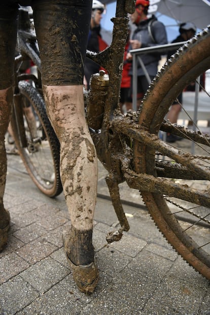 Un participante de la Transpyr tras un día infernal de barro.