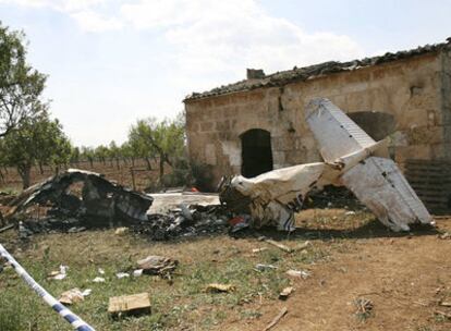 Restos de la avioneta que se ha estrellado en la provincia de Mallorca, provocando la muerte de sus tres ocupantes