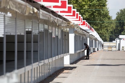 Montaje de la Feria del Libro de Madrid en el Parque del Retiro el 30 de agosto