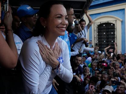 María Corina Machado saluda a sus votantes en un acto de campaña en Valencia (Venezuela).