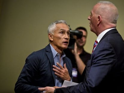 Momento en que Jorge Ramos es escoltado fuera de la rueda de prensa