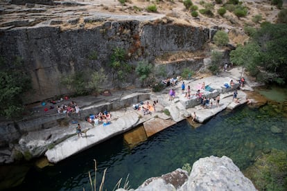 Decenas de bañistas disfrutan del día en el Pozo de las Paredes, en la sierra de Gredos, en agosto de 2020.