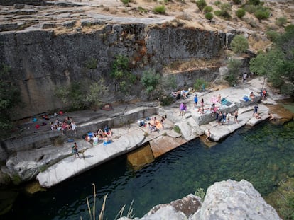 Decenas de bañistas disfrutan del día en el Pozo de las Paredes, en la sierra de Gredos, en agosto de 2020.